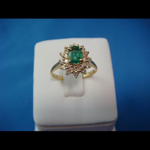 - Estate, Vintage, 14k yellow gold, emerald with double diamond halo ring - Picture 7 of 8